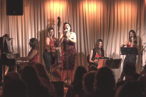 Fünf Frauen geben ein mitreissendes Konzert zu dem man tanzen kann. Das Datum ist aussergewöhnlich, das Tango-Orchester "Mujeres" auch.  